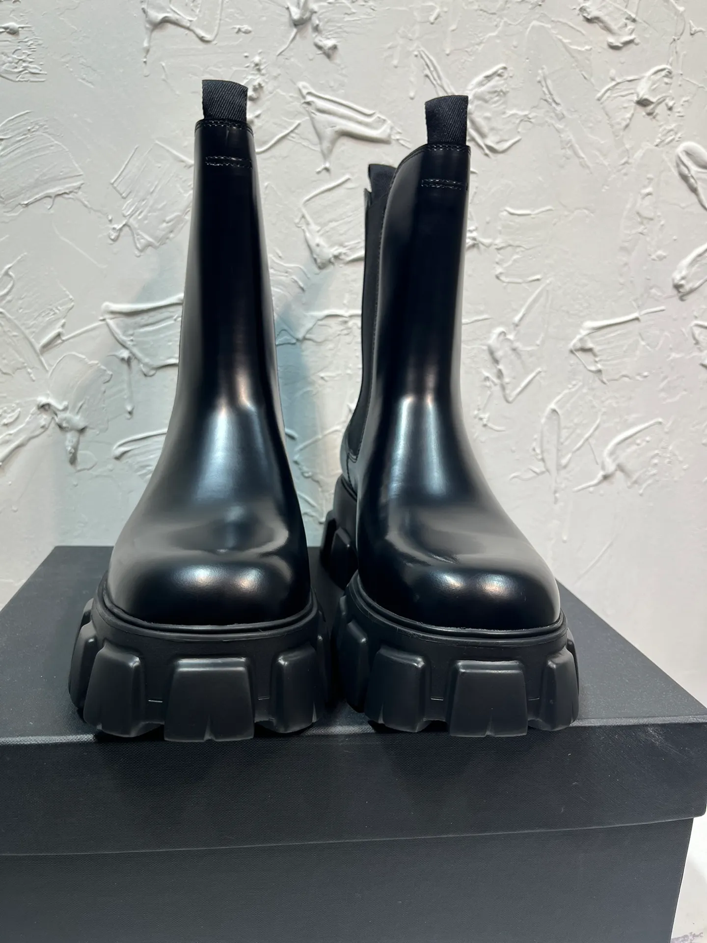 Men's shoes 💰940💰🔥🔥🔥 Upgraded version 2025 new prada Prada triangular enamel logo boots, round-toe elastic Martin boots, original one-to-one development, outsole one-to-one private molding, the fabric is made of imported open edge beads, lining cowhide, foot pad cowhide, sole height 5cm, outsole original rubber foam sole, full package, code number 39-46
